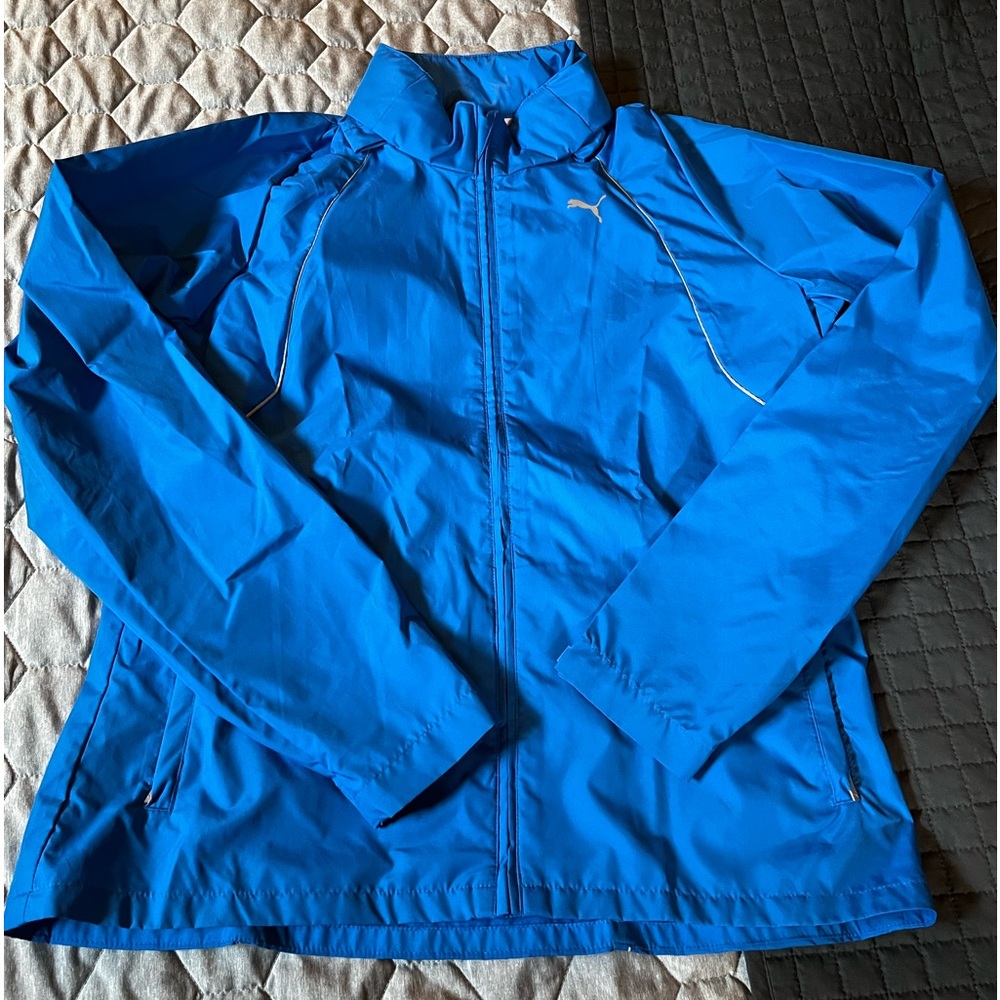 Women’s Large Puma Windbreaker with pack away hood in like new condition
